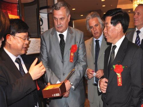 羅馬尼亞湖南黑茶推介會上，周重旺董事長在向客商介紹臻藏茯茶_副本
